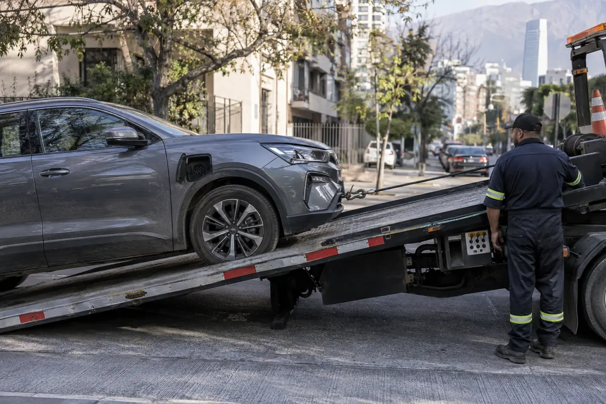 Auto eléctrico cargándose en plataforma